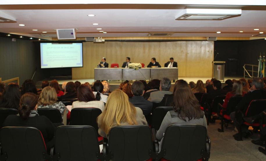 Da esquerda para direita: Dr. Leonardo Mattietto - Diretor da Escola Superior de Advocacia Pública do Estado do RJ, Dr. Luiz Henrique Sormani Barbugiani - Procurador Chefe da Coordenadoria de Estudos Jurídicos da PGE/PR, Dr. Carlos de Almeida Prado Bacellar - Coordenador do Arquivo Público de São Paulo, Dr. Miguel Ramos Campos - Procurador Chefe do Núcleo Jurídico da Administração da Casa Civil do Estado do PR