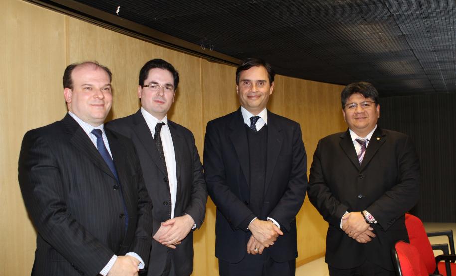 Da esquerda para direita: Dr. Leonardo Mattietto - Diretor da Escola Superior de Advocacia Pública do Estado do RJ, Dr. Luiz Henrique Sormani Barbugiani - Procurador Chefe da Coordenadoria de Estudos Jurídicos da PGE/PR, Dr. Carlos de Almeida Prado Bacellar - Coordenador do Arquivo Público de São Paulo, Dr. Miguel Ramos Campos - Procurador Chefe do Núcleo Jurídico da Administração da Casa Civil do Estado do PR
