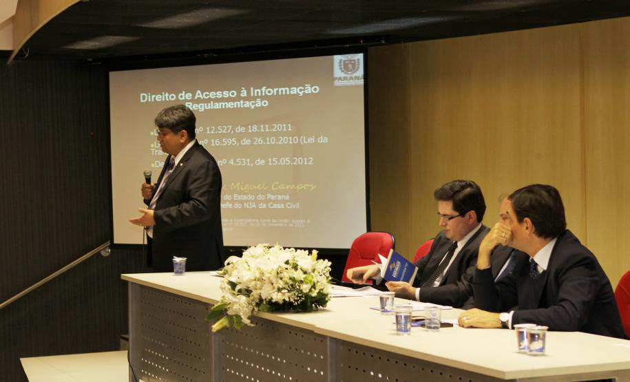 Da esquerda para direita: Dr. Miguel Ramos Campos - 
Procurador Chefe do Núcleo Jurídico da Administração da Casa Civil do Estado do PR, Dr. Luiz Henrique Sormani Barbugiani - Procurador Chefe da Coordenadoria de Estudos Jurídicos da PGE/PR, Dr. Leonardo Mattietto - Diretor da Escola Superior de Advocacia Pública do Estado do RJ, Dr. Carlos de Almeida Prado Bacellar - Coordenador do 
Arquivo Público de São Paulo.
