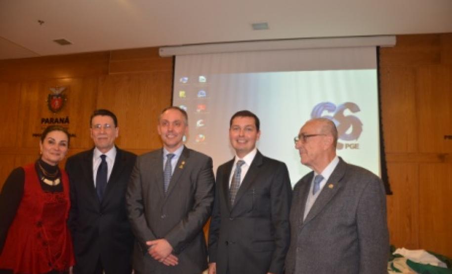 Dra.Vera Grace Paranaguá Cunha, Corregedora-Geral da PGE, Desembargador Ruy Cunha Sobrinho, Dr.Júlio Cesar Zem Cardoso, Procurdor-Geral do Estado, Dr.Kunibert Kolb Neto, Procurador-Chefe do Centro de Estudos Jurídicos da PGE e Prof.Ernani Straube