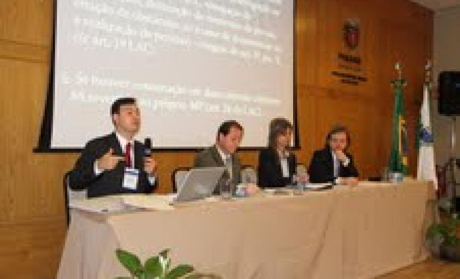 Mesa para a discussão sobre a Lei Anticorrupção