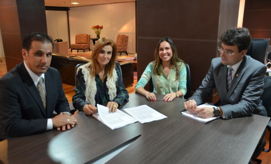 Assinatura do convênio com o Instituto de Estudos de Protesto de Títulos do Brasil - Seção Paraná