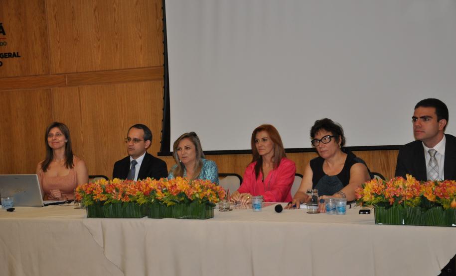 Mesa de abertura composta pela procuradora-chefe da Coordenadoria de Estudos Jurídicos, Dra. Leila Cuellar; subprocurador-geral Guilherme Soares; secretária da Fazenda e procuradora Jozélia Nogueira; procuradora-geral Marisa Zandonai; presidente da Apep e procuradora Eunice Fumagalli Martins e Scheer; e chefe de gabinete da Procuradoria Geral, Bráulio Cesco Fleury