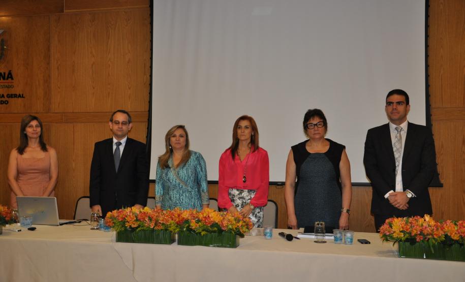 Mesa de abertura composta pela procuradora-chefe da Coordenadoria de Estudos Jurídicos, Dra. Leila Cuellar; subprocurador-geral Guilherme Soares; secretária da Fazenda e procuradora Jozélia Nogueira; procuradora-geral Marisa Zandonai; presidente da Apep e procuradora Eunice Fumagalli Martins e Scheer; e chefe de gabinete da Procuradoria Geral, Bráulio Cesco Fleury
