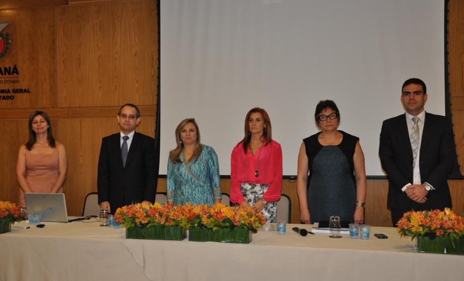 Mesa de abertura composta pela procuradora-chefe da Coordenadoria de Estudos Jurídicos, Dra. Leila Cuellar; subprocurador-geral Guilherme Soares; secretária da Fazenda e procuradora Jozélia Nogueira; procuradora-geral Marisa Zandonai; presidente da Apep e procuradora Eunice Fumagalli Martins e Scheer; e chefe de gabinete da Procuradoria Geral, Bráulio Cesco Fleury