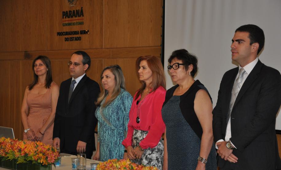 Mesa de abertura composta pela procuradora-chefe da Coordenadoria de Estudos Jurídicos, Dra. Leila Cuellar; subprocurador-geral Guilherme Soares; secretária da Fazenda e procuradora Jozélia Nogueira; procuradora-geral Marisa Zandonai; presidente da Apep e procuradora Eunice Fumagalli Martins e Scheer; e chefe de gabinete da Procuradoria Geral, Bráulio Cesco Fleury