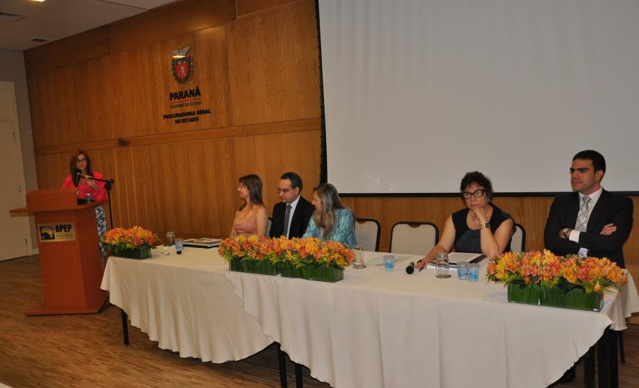 Mesa de abertura composta pela procuradora-chefe da Coordenadoria de Estudos Jurídicos, Dra. Leila Cuellar; subprocurador-geral Guilherme Soares; secretária da Fazenda e procuradora Jozélia Nogueira; procuradora-geral Marisa Zandonai; presidente da Apep e procuradora Eunice Fumagalli Martins e Scheer; e chefe de gabinete da Procuradoria Geral, Bráulio Cesco Fleury