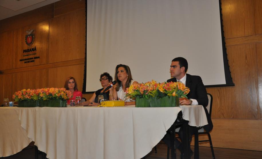 Mesa composta pela Procuradora-geral do Estado, Dra. Marisa Zandonai; Dra. Eunice Fumagalli Martins e Scheer, Presidente da APEP; Dra. Andréa Margarethe Rogoski Andrade, Corregedora-geral e Dr. Bráulio Cesco Fleury, Chefe de gabinete da PGE.