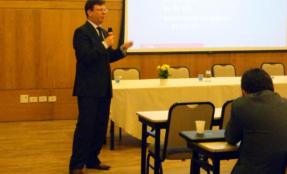 Procurador ministra curso sobre Recursos Especial e Extraordinário