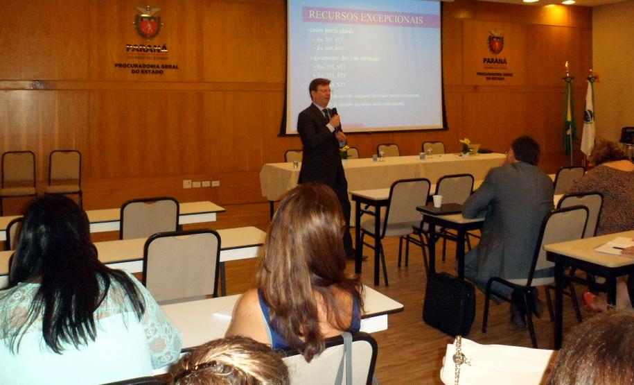 Procurador ministra curso sobre Recursos Especial e Extraordinário