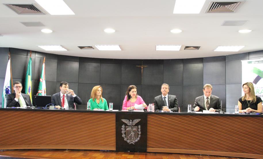 Da esquerda para a direita: procurador de Justiça Mauro Sérgio Rocha, procurador de Justiça Eduardo Cambi, procuradora-geral do Estado Marisa Zandonai, procuradora-geral de Justiça em exercício Samia Saad Galotti Bonavides, controlador geral do Estado Carlos Eduardo Moura, procurador de Justiça Fábio Guaragni e procuradora do Estado Leila Cuéllar