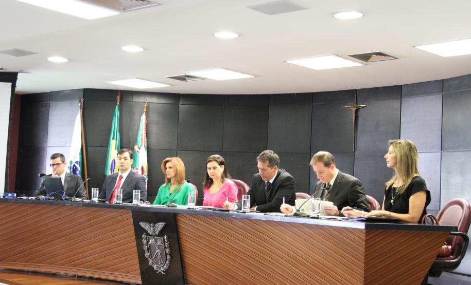 Da esquerda para a direita: procurador de Justiça Mauro Sérgio Rocha, procurador de Justiça Eduardo Cambi, procuradora-geral do Estado Marisa Zandonai, procuradora-geral de Justiça em exercício Samia Saad Galotti Bonavides, controlador geral do Estado Carlos Eduardo Moura, procurador de Justiça Fábio Guaragni e procuradora do Estado Leila Cuéllar