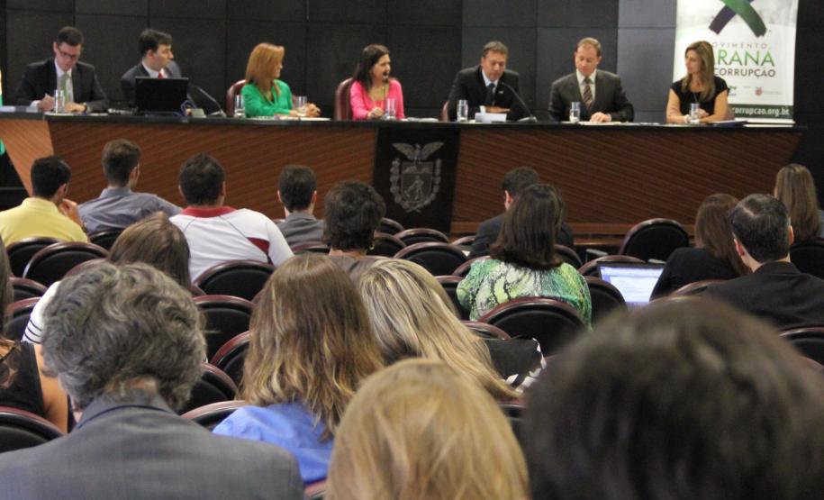 O evento reuniu mais de 200 pessoas para discutir a Lei Anticorrupção