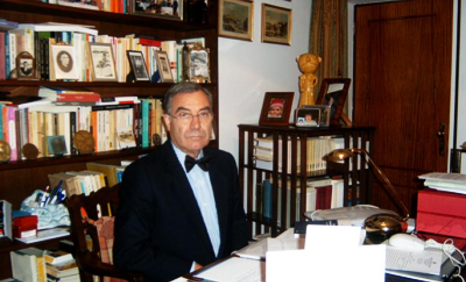 António José Avelãs Nunes destaca-se pelo estudo das relações entre Direito e Economia, com ênfase na Economia Política