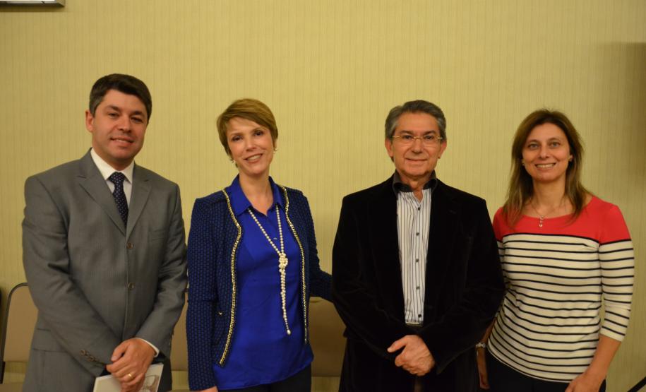 Bate-papo orienta sobre o melhor uso da linguagem forense Diretor-geral da PGE, Paulo Sergio Rosso, procuradora Tereza Marinoni, palestrante Albino de Brito Freire, e procuradora Leila Cuellar