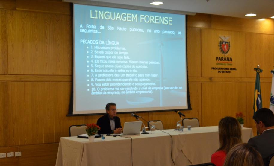 Bate-papo orienta sobre o melhor uso da linguagem forense Dr. Albino de Brito Freire é professor e membro da Academia Paranaense de Letras
