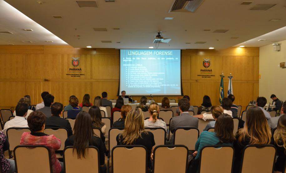 Bate-papo orienta sobre o melhor uso da linguagem forense Cerca de 40 pessoas participaram do evento