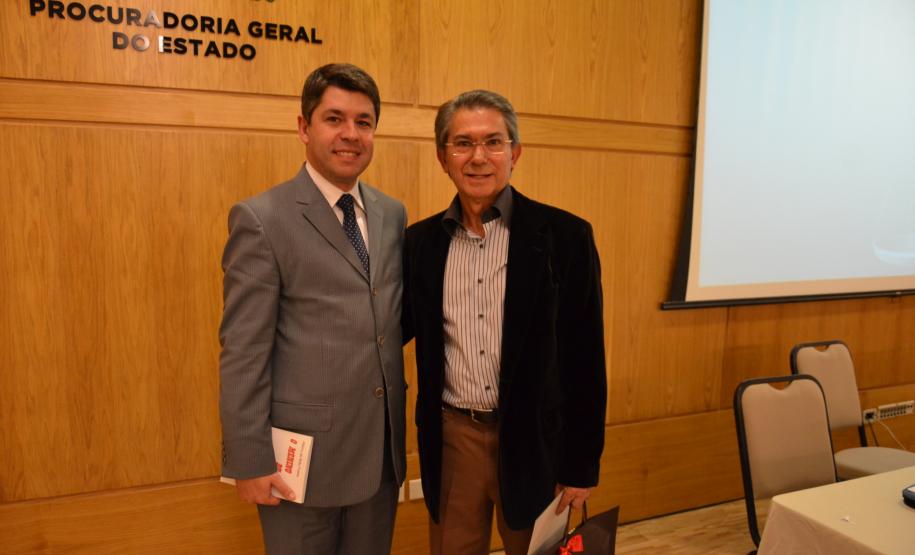 Bate-papo orienta sobre o melhor uso da linguagem forense Diretor-geral da PGE, Paulo Sergio Rosso, e palestrante Albino de Brito Freire