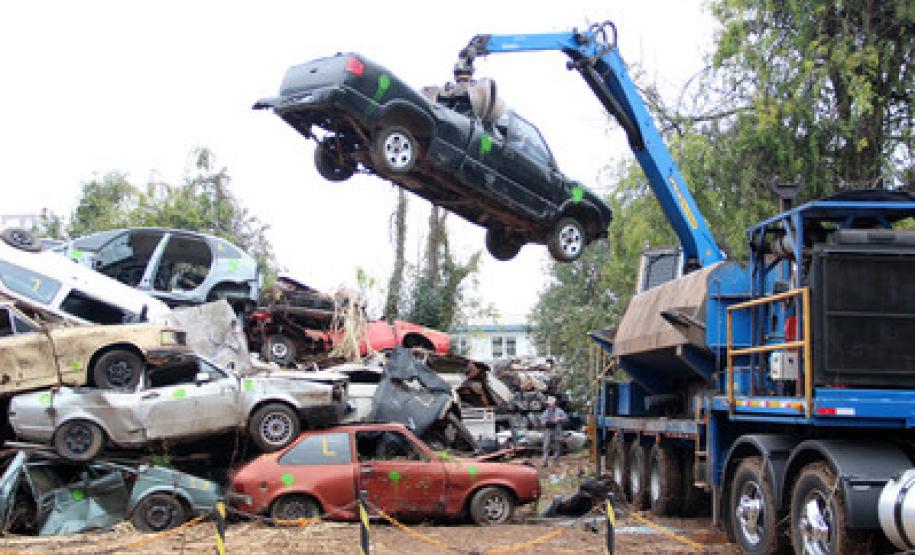 Destruição de carros no pátio da Delegacia de Furtos e Roubos é primeiro passo para construção de hospital.