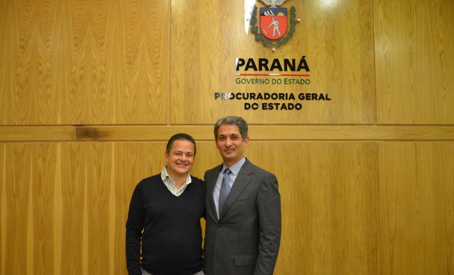 PGE discute Regime Diferenciado de Contratações Públicas O professor Dr. Egon Bockmann Moreira foi recepcionado pelo procurador-geral Dr. Ubirajara Ayres Gasparin