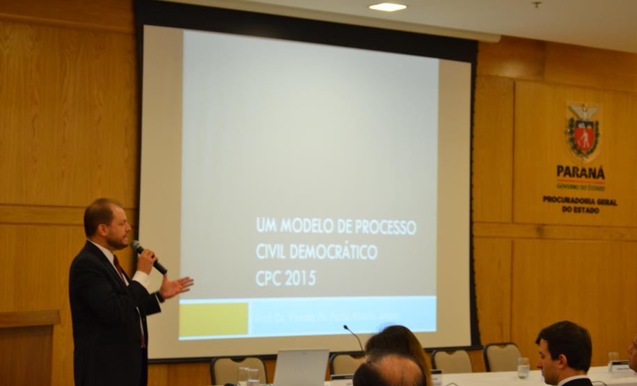 PGE discute Novo Código de Processo Civil Palestra do Dr. Vicente de Paula Ataide Junior abriu o ciclo de debates