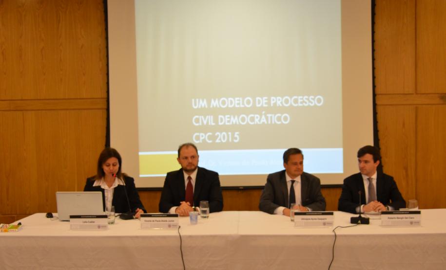 PGE discute Novo Código de Processo Civil Coordenadora de Estudos Jurídicos da PGE, Leila Cuéllar, palestrante Vicente de Paula Ataide Junior, procurador geral Ubirajara Ayres Gasparin, e coordenador da Mesa, procurador Roberto Benghi Del Claro