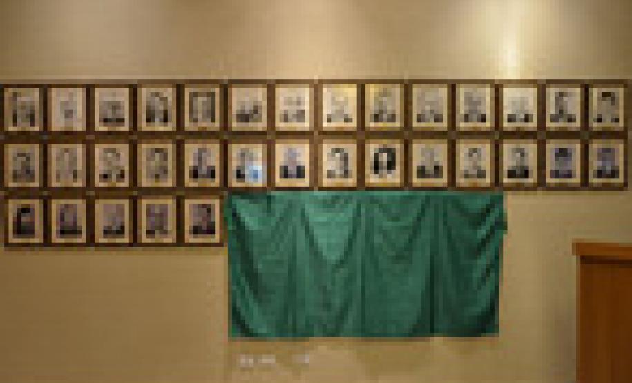 Os retratos dos quatro mais recentes procuradores-gerais do Estado do Paraná, Dr. Júlio Cesar Zem Cardoso, Dra. Jozélia Nogueira, Dra. Marisa Zandonai e Dr. Ubirajara Ayres Gasparin, foram afixados nesta quarta-feira (01) na Galeria de Retratos de Ex-Procuradores-Gerais.