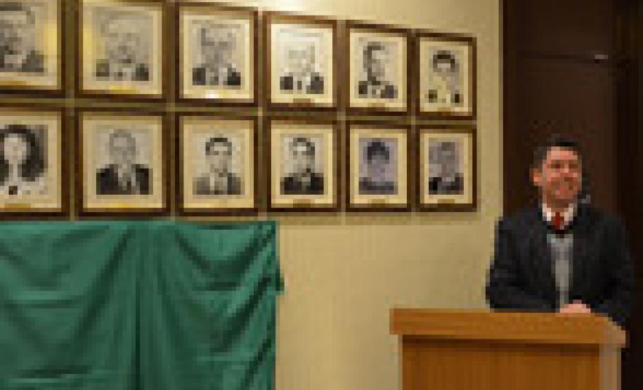 Os retratos dos quatro mais recentes procuradores-gerais do Estado do Paraná, Dr. Júlio Cesar Zem Cardoso, Dra. Jozélia Nogueira, Dra. Marisa Zandonai e Dr. Ubirajara Ayres Gasparin, foram afixados nesta quarta-feira (01) na Galeria de Retratos de Ex-Procuradores-Gerais.