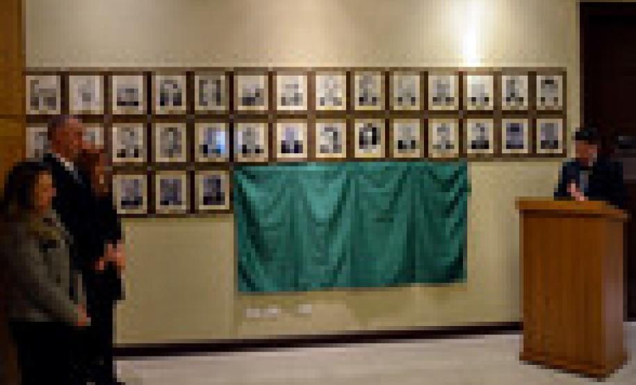 Os retratos dos quatro mais recentes procuradores-gerais do Estado do Paraná, Dr. Júlio Cesar Zem Cardoso, Dra. Jozélia Nogueira, Dra. Marisa Zandonai e Dr. Ubirajara Ayres Gasparin, foram afixados nesta quarta-feira (01) na Galeria de Retratos de Ex-Procuradores-Gerais.