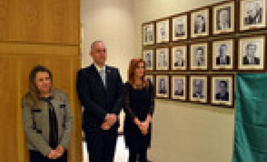 Os retratos dos quatro mais recentes procuradores-gerais do Estado do Paraná, Dr. Júlio Cesar Zem Cardoso, Dra. Jozélia Nogueira, Dra. Marisa Zandonai e Dr. Ubirajara Ayres Gasparin, foram afixados nesta quarta-feira (01) na Galeria de Retratos de Ex-Procuradores-Gerais.