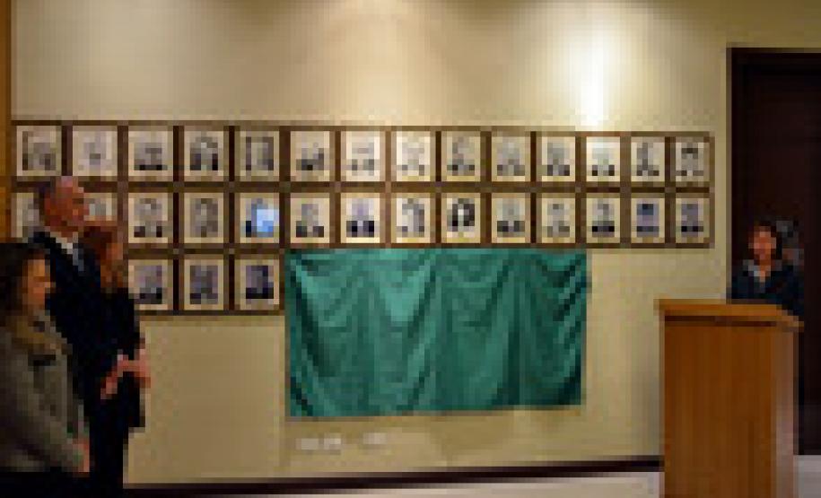 Os retratos dos quatro mais recentes procuradores-gerais do Estado do Paraná, Dr. Júlio Cesar Zem Cardoso, Dra. Jozélia Nogueira, Dra. Marisa Zandonai e Dr. Ubirajara Ayres Gasparin, foram afixados nesta quarta-feira (01) na Galeria de Retratos de Ex-Procuradores-Gerais.