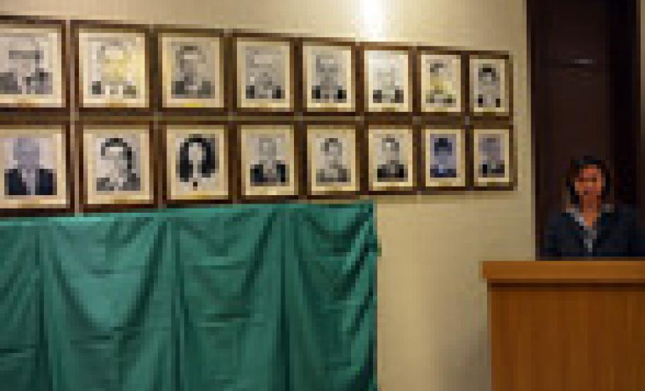 Os retratos dos quatro mais recentes procuradores-gerais do Estado do Paraná, Dr. Júlio Cesar Zem Cardoso, Dra. Jozélia Nogueira, Dra. Marisa Zandonai e Dr. Ubirajara Ayres Gasparin, foram afixados nesta quarta-feira (01) na Galeria de Retratos de Ex-Procuradores-Gerais.