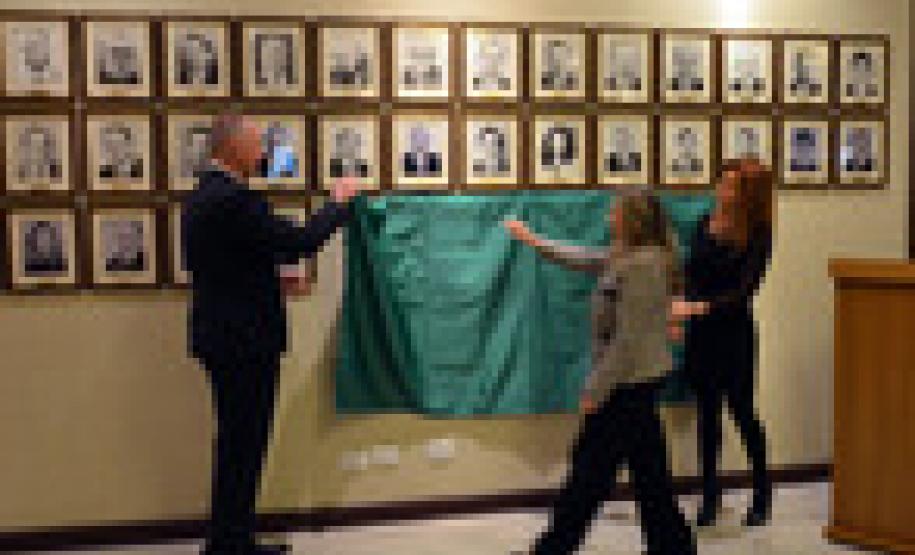 Os retratos dos quatro mais recentes procuradores-gerais do Estado do Paraná, Dr. Júlio Cesar Zem Cardoso, Dra. Jozélia Nogueira, Dra. Marisa Zandonai e Dr. Ubirajara Ayres Gasparin, foram afixados nesta quarta-feira (01) na Galeria de Retratos de Ex-Procuradores-Gerais.