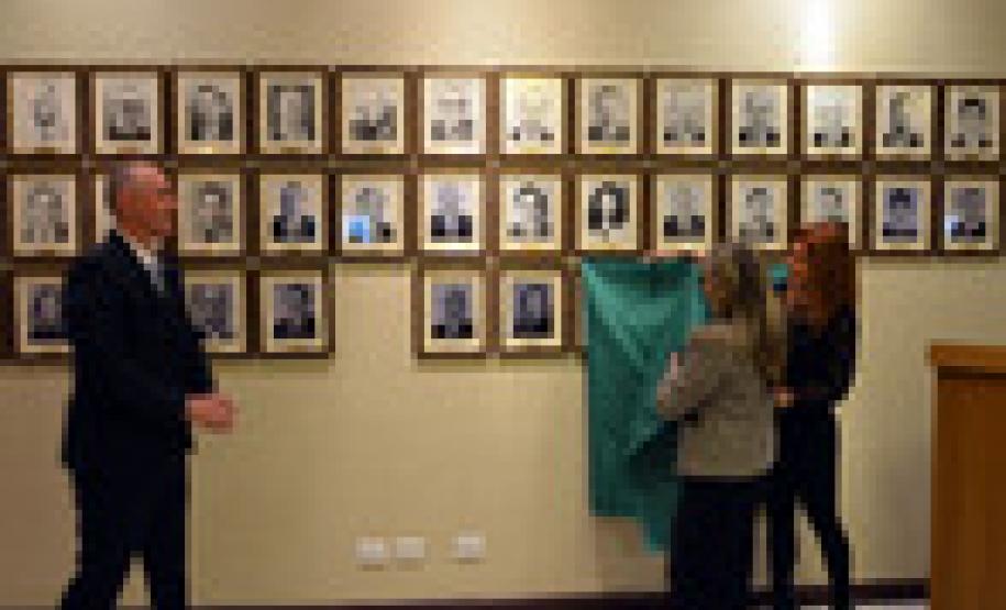 Os retratos dos quatro mais recentes procuradores-gerais do Estado do Paraná, Dr. Júlio Cesar Zem Cardoso, Dra. Jozélia Nogueira, Dra. Marisa Zandonai e Dr. Ubirajara Ayres Gasparin, foram afixados nesta quarta-feira (01) na Galeria de Retratos de Ex-Procuradores-Gerais.