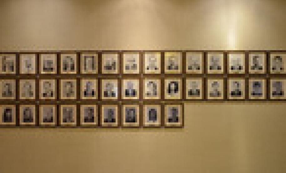 Os retratos dos quatro mais recentes procuradores-gerais do Estado do Paraná, Dr. Júlio Cesar Zem Cardoso, Dra. Jozélia Nogueira, Dra. Marisa Zandonai e Dr. Ubirajara Ayres Gasparin, foram afixados nesta quarta-feira (01) na Galeria de Retratos de Ex-Procuradores-Gerais.