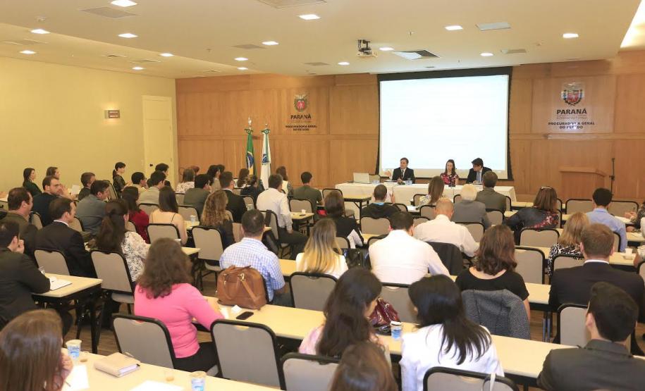 O auditório da PGE recebeu grande número de interessados em ouvir o palestrante