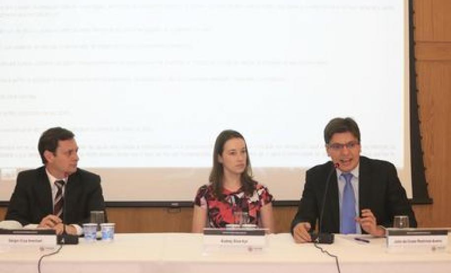 O procurador-chefe do Contencioso Fiscal, Dr. Júlio da Costa Rostirola Aveiro, coordenou a palestra