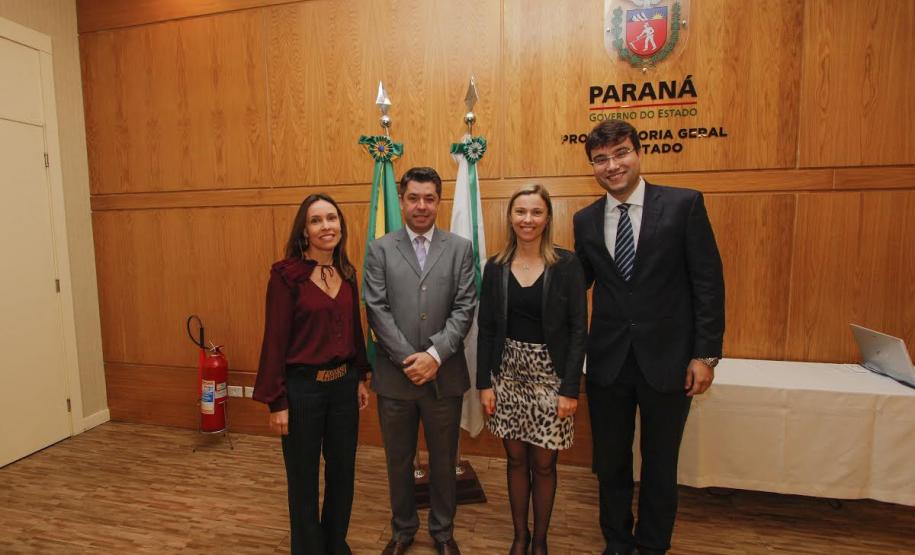 PGE apresenta boas práticas de controle de gestão pública Procuradora-chefe da Coordenadoria da Dívida Ajuizada, Letícia Ferreira da Silva; procurador-geral do Estado do Paraná, Paulo Sérgio Rosso; procuradora-chefe de Previdência Funcional e coordenadora dos trabalhos no encontro, Karina Locks Passos: e diretor-geral da PGE, Diogo Saldanha Macorati.