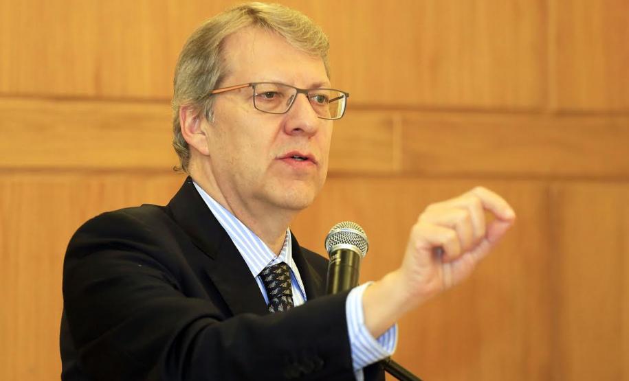 Sundfeld defende segurança jurídica e eficiência na aplicação do Direito Público Professor da Fundação Getúlio Vargas, Carlos Ari Sundfeld esteve na Procuradoria-Geral do Estado para falar sobre projeto de lei, do qual é um dos autores, que inclui artigos à Lei de Introdução às Normas do Direito Brasileiro, com objetivo de melhorar a qualidade das decições públicas