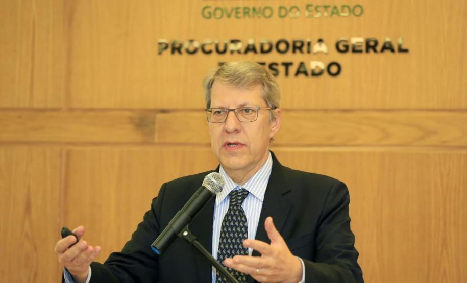 Sundfeld defende segurança jurídica e eficiência na aplicação do Direito Público Professor da Fundação Getúlio Vargas, Carlos Ari Sundfeld esteve na Procuradoria-Geral do Estado para falar sobre projeto de lei, do qual é um dos autores, que inclui artigos à Lei de Introdução às Normas do Direito Brasileiro, com objetivo de melhorar a qualidade das decições públicas