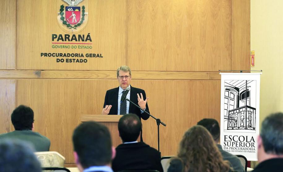 Sundfeld defende segurança jurídica e eficiência na aplicação do Direito Público Professor da Fundação Getúlio Vargas, Carlos Ari Sundfeld esteve na Procuradoria-Geral do Estado para falar sobre projeto de lei, do qual é um dos autores, que inclui artigos à Lei de Introdução às Normas do Direito Brasileiro, com objetivo de melhorar a qualidade das decições públicas