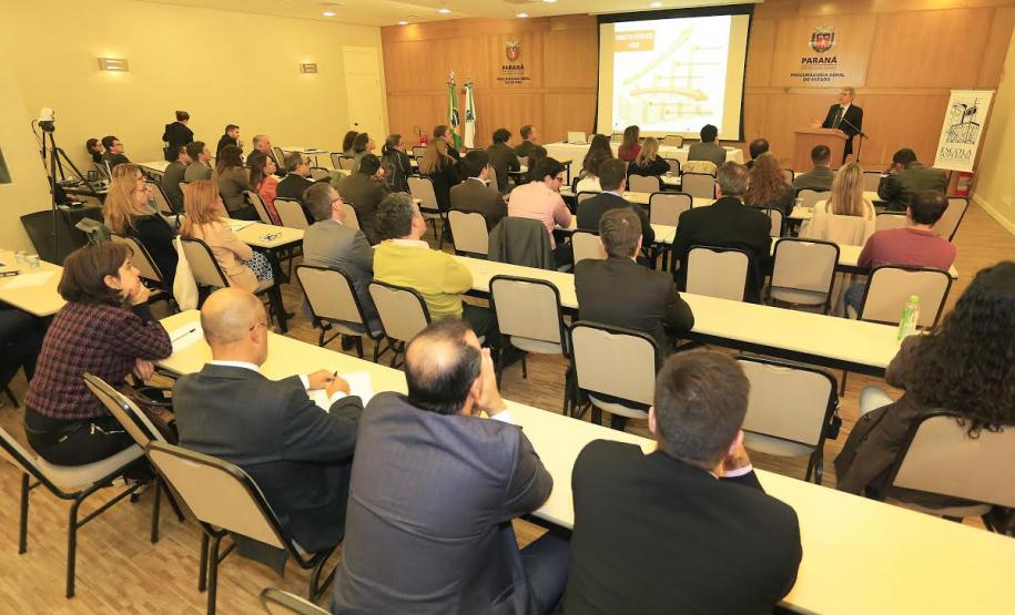 Sundfeld defende segurança jurídica e eficiência na aplicação do Direito Público Professor da Fundação Getúlio Vargas, Carlos Ari Sundfeld esteve na Procuradoria-Geral do Estado para falar sobre projeto de lei, do qual é um dos autores, que inclui artigos à Lei de Introdução às Normas do Direito Brasileiro, com objetivo de melhorar a qualidade das decições públicas