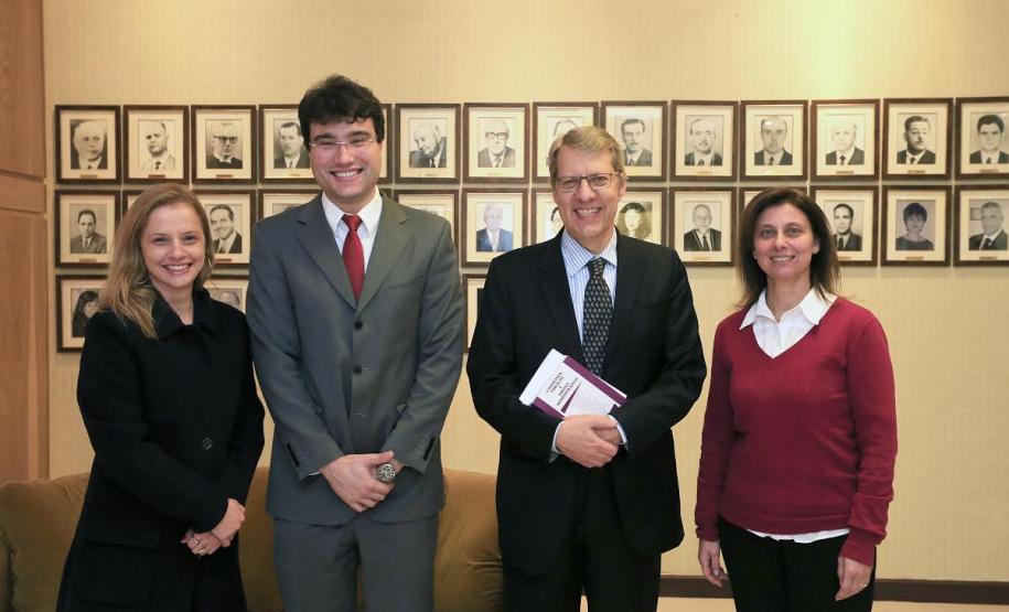 Sundfeld defende segurança jurídica e eficiência na aplicação do Direito Público Professor da Fundação Getúlio Vargas, Carlos Ari Sundfeld esteve na Procuradoria-Geral do Estado para falar sobre projeto de lei, do qual é um dos autores, que inclui artigos à Lei de Introdução às Normas do Direito Brasileiro, com objetivo de melhorar a qualidade das decições públicas