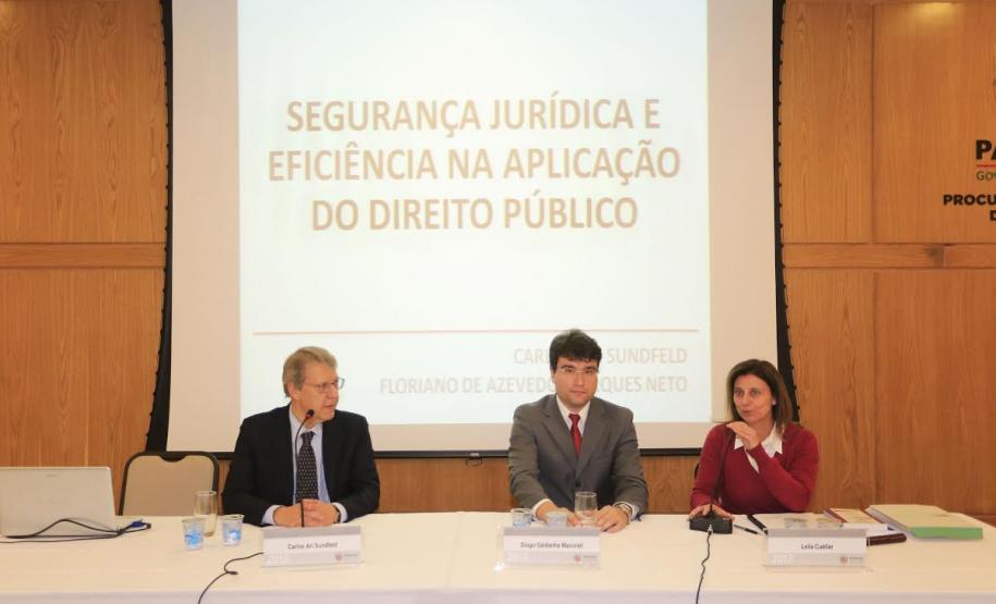 Sundfeld defende segurança jurídica e eficiência na aplicação do Direito Público Professor da Fundação Getúlio Vargas, Carlos Ari Sundfeld, diretor-geral da Procuradoria-Geral do Estado, Diogo Saldanha Macorati, e coordenadora de Estudos Jurídicos da PGE, Leila Cuéllar