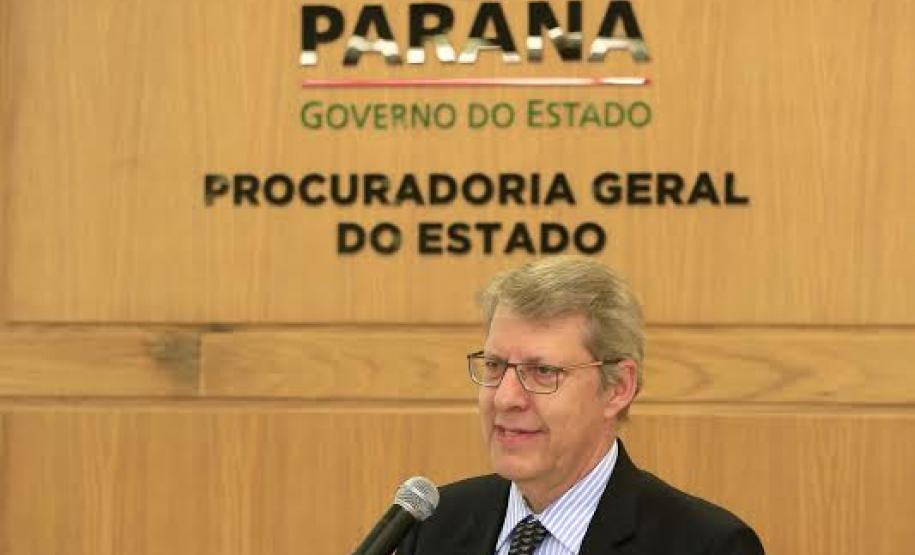 Sundfeld defende segurança jurídica e eficiência na aplicação do Direito Público Professor da Fundação Getúlio Vargas, Carlos Ari Sundfeld esteve na Procuradoria-Geral do Estado para falar sobre projeto de lei, do qual é um dos autores, que inclui artigos à Lei de Introdução às Normas do Direito Brasileiro, com objetivo de melhorar a qualidade das decições públicas