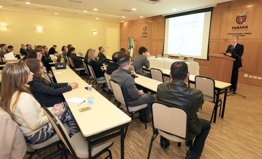 Sundfeld defende segurança jurídica e eficiência na aplicação do Direito Público Professor da Fundação Getúlio Vargas, Carlos Ari Sundfeld esteve na Procuradoria-Geral do Estado para falar sobre projeto de lei, do qual é um dos autores, que inclui artigos à Lei de Introdução às Normas do Direito Brasileiro, com objetivo de melhorar a qualidade das decições públicas