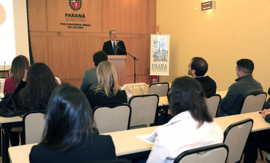 Sundfeld defende segurança jurídica e eficiência na aplicação do Direito Público Professor da Fundação Getúlio Vargas, Carlos Ari Sundfeld esteve na Procuradoria-Geral do Estado para falar sobre projeto de lei, do qual é um dos autores, que inclui artigos à Lei de Introdução às Normas do Direito Brasileiro, com objetivo de melhorar a qualidade das decições públicas