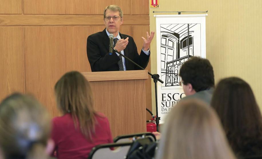 Sundfeld defende segurança jurídica e eficiência na aplicação do Direito Público Professor da Fundação Getúlio Vargas, Carlos Ari Sundfeld esteve na Procuradoria-Geral do Estado para falar sobre projeto de lei, do qual é um dos autores, que inclui artigos à Lei de Introdução às Normas do Direito Brasileiro, com objetivo de melhorar a qualidade das decições públicas