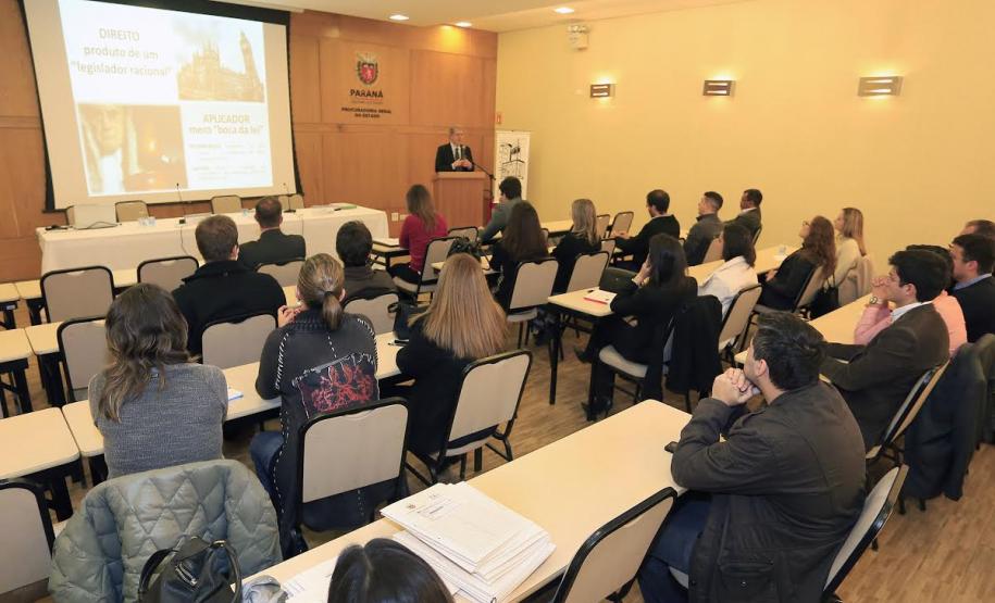 Sundfeld defende segurança jurídica e eficiência na aplicação do Direito Público Professor da Fundação Getúlio Vargas, Carlos Ari Sundfeld esteve na Procuradoria-Geral do Estado para falar sobre projeto de lei, do qual é um dos autores, que inclui artigos à Lei de Introdução às Normas do Direito Brasileiro, com objetivo de melhorar a qualidade das decições públicas