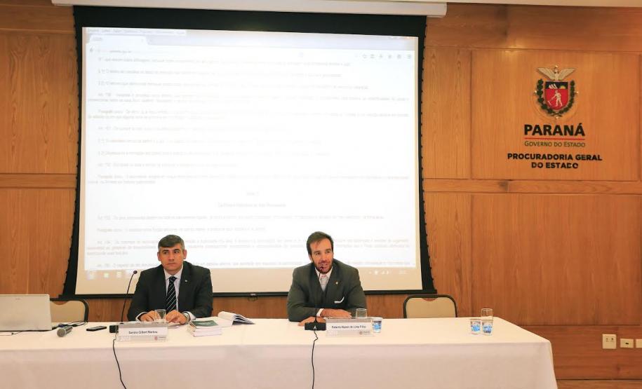 Advogado Sandro Gilbert Martins e procurador Roberto Nunes de Lima Filho, coordenador da Mesa